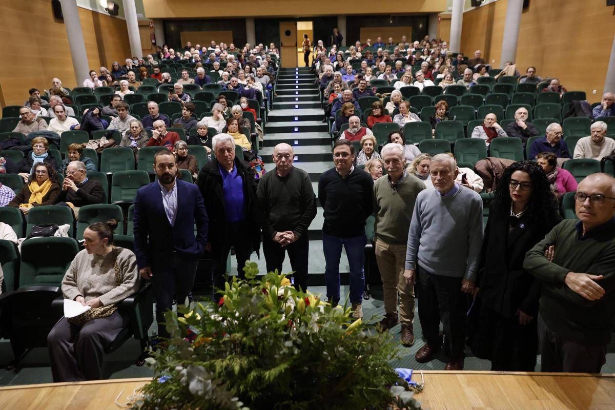 Por la izquierda, Nel Cañedo, Carlos Rubiera, Juan Manuel García, Sixto Cortina, Constantino Díaz, Xuan Xosé Sánchez, Vanessa Gutiérrez y Antón García, en el Centro Municipal Integrado de Pumarín-Gijón Sur.