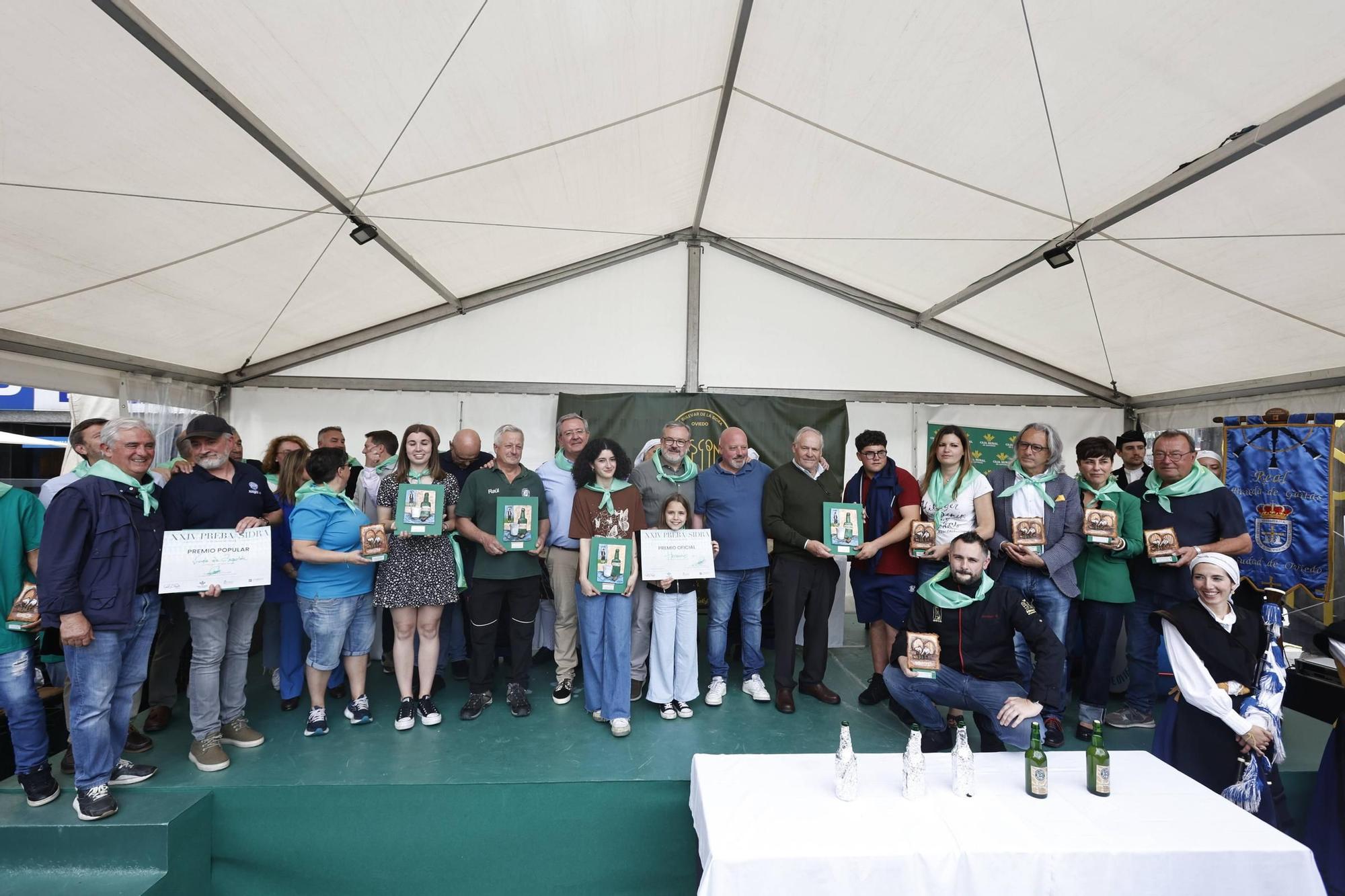 EN IMÁGENES: El buen tiempo y el oviedismo maridan una preba de la sidra multitudinaria en Gascona