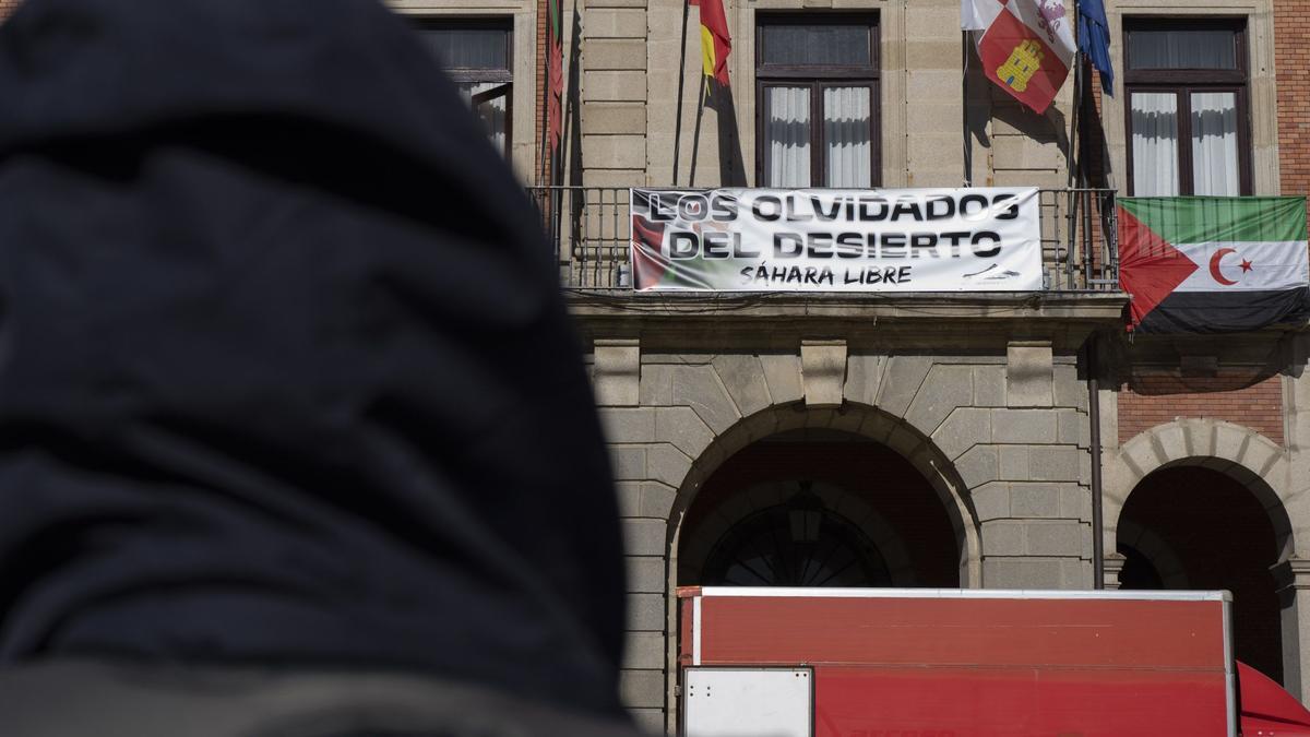 Pancarta de apoyo al Sáhara en la fachada del Ayuntamiento de Zamora a principios de este año.