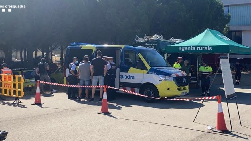 Agents de la unitat científica dels Mossos d&#039;Esquadra analitzen l&#039;ADN del cigarret sospitós de l&#039;incendi de Llançà.