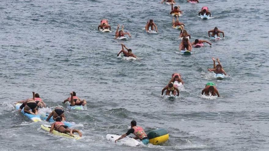 Bañistas siguen una prueba de longboard en Salinas el pasado día 26.