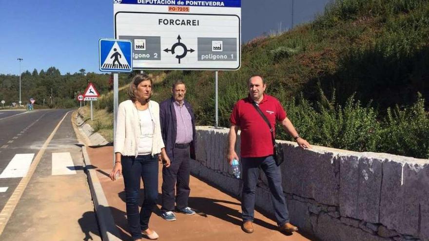 Belén Cachafeiro, José Francisco Bouzas y Ricardo Villaverde, inspeccionando las aceras del polígono.