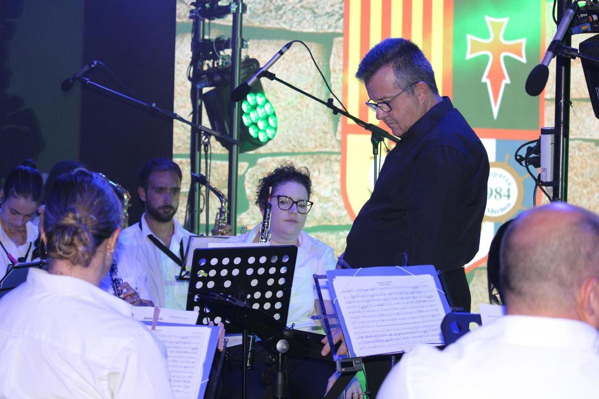 La música, una de las piezas clave de las fiestas, estuvo presente encima del escenario