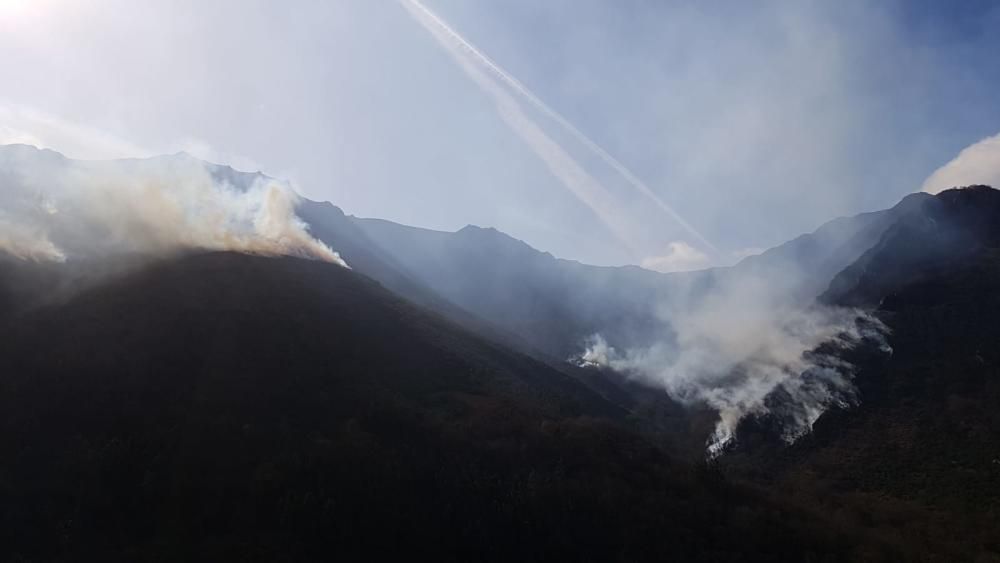 El ejército lucha contra las llamas en Asturias.