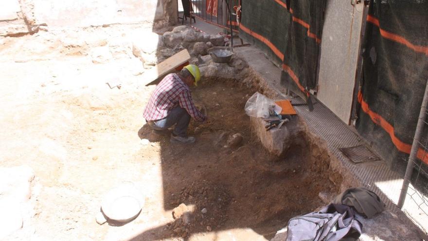 Hallan una tumba islámica junto a la plaza del Almudín en Segorbe