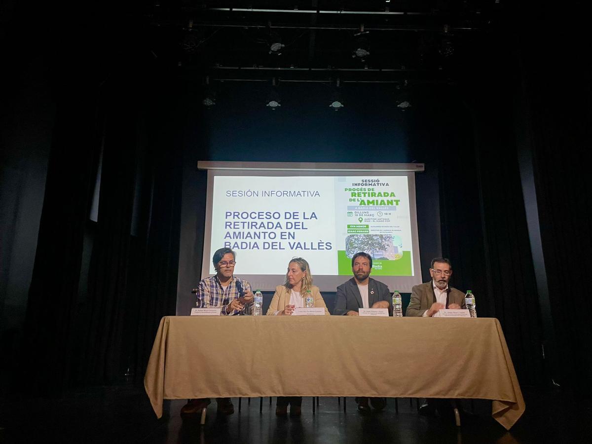 El director de la Agència de Residus de Catalunya, Isaac Peraire, y la alcaldesa de Badia, Eva Menor (PSC) en la sesión informativa sobre el amianto en Badia del Vallès