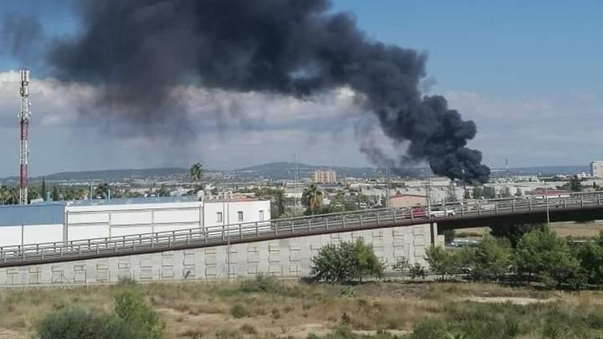 Gran incendio en el Polígono de Son Castelló