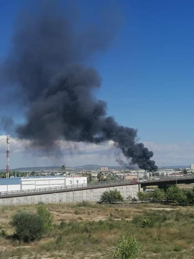 Gran incendio en el Polígono de Son Castelló