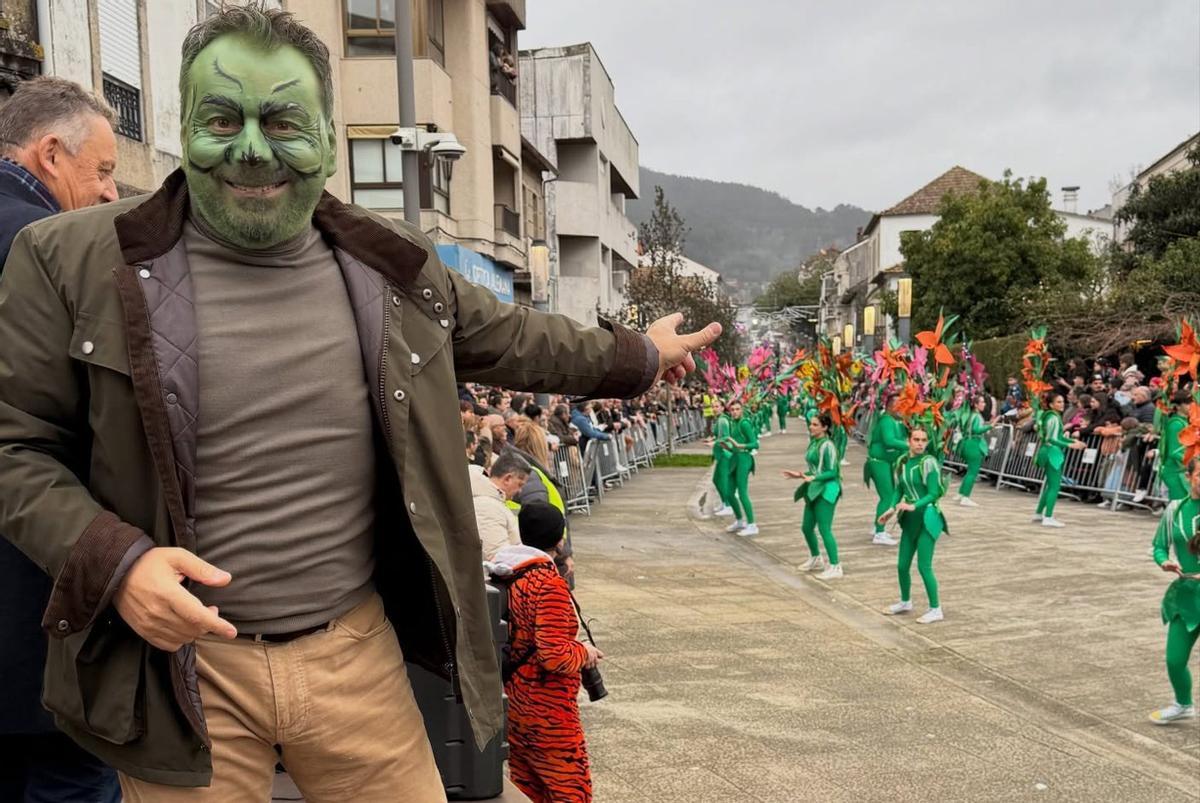 Paco Ferreira caracterizado de verde durante o desfile de cocmparsas. | //D.P.