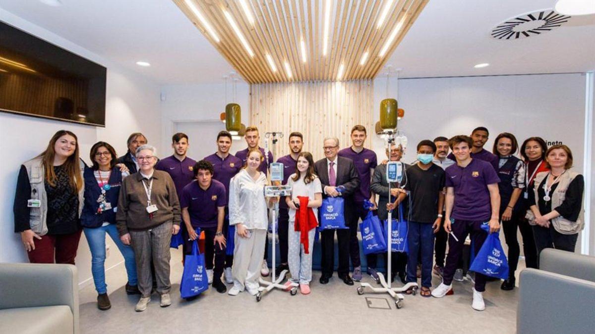 Los jugadores del Barça B sacaron una sonrisa a los niños ingresados