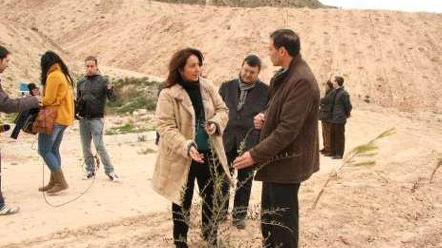 Adela Pedrosa y el director de Calidad Ambiental, ayer en el vertedero.