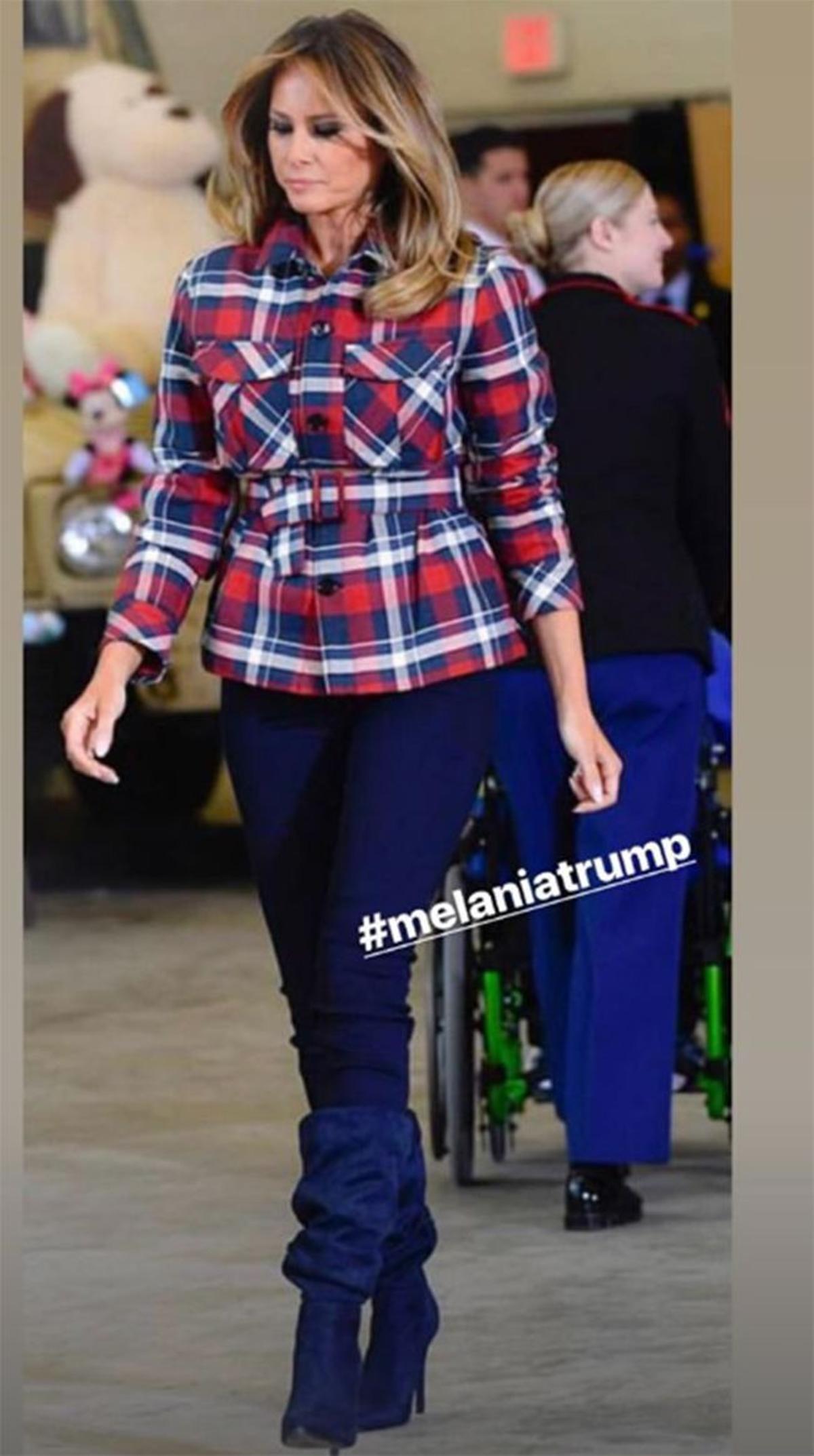 Melania Trump con chaqueta de cuadros