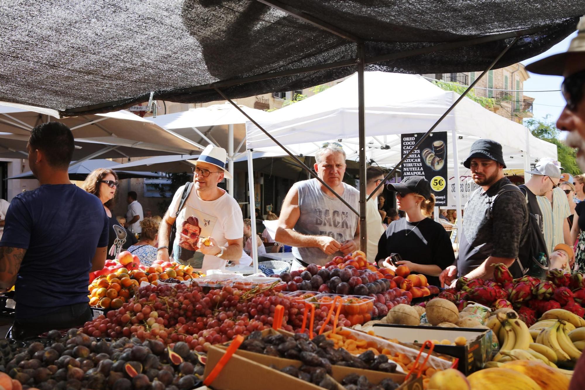 Immer mittwochs und samstags: Bilder vom bunten Treiben auf dem Wochenmarkt in Santanyí