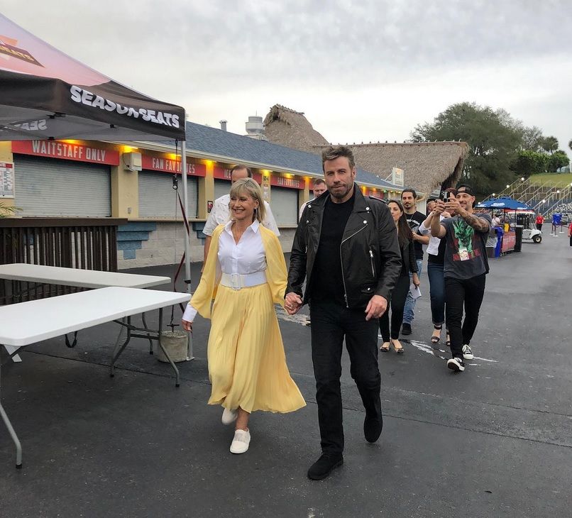 Olivia y John pasean de la mano como sus personajes de Grease, Danny Zuko y Sandy Olsson, 40 años después de su éxito cinematográfico.