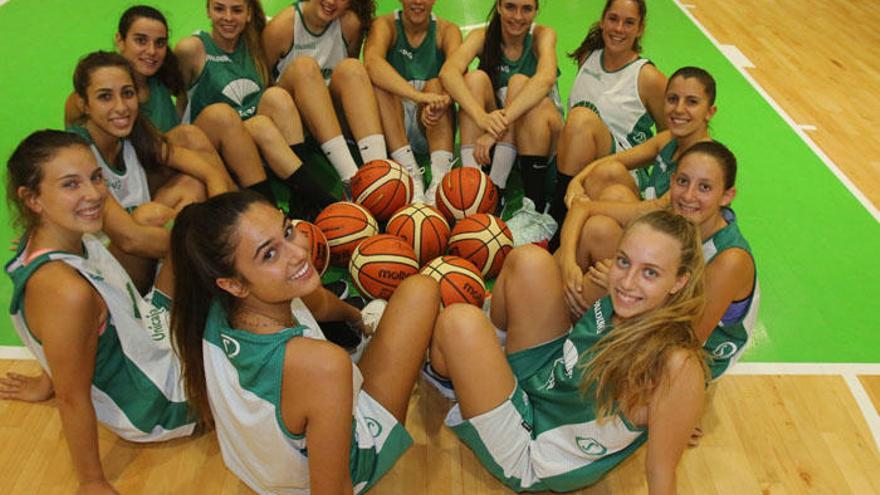 El equipo senior del Unicaja de chicas posa para La Opinión de Málaga en el pabellón de Los Guindos.