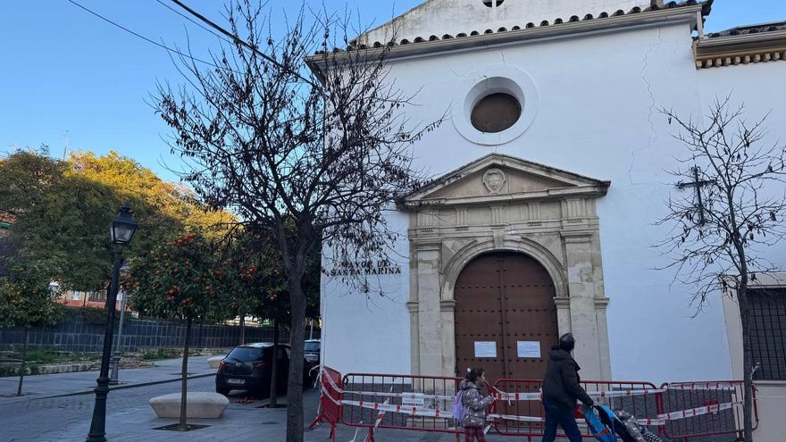 Los bomberos acordonan la fachada de un convento por riesgo de derrumbe