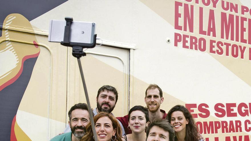 Santi Alverú se hace un &quot;selfie&quot; junto a sus compañeros de reparto ante el autobús de la película.