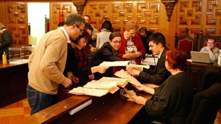 Recuento de los residentes ausentes en el extranjero el 20-D en la Junta Electoral Provincial de Zamora.