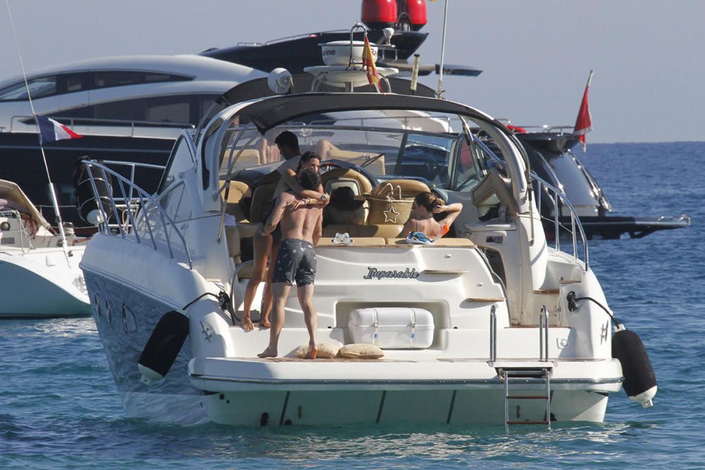 Laura Matamoros y Benji Aparicio en Barco en Cala Jondal, junto  Fonsi Nieto y su mujer Marta Castro.