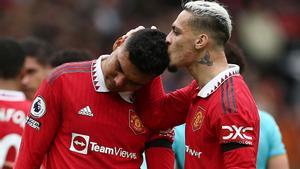 Antony besa a Casemiro durante un partido del Manchester United.