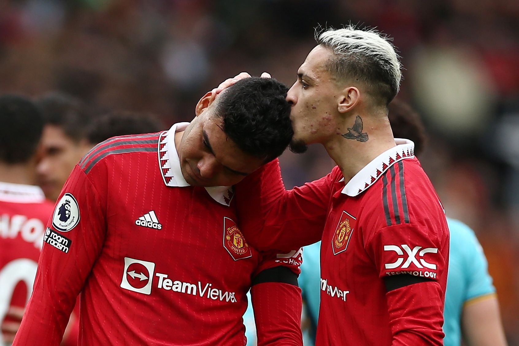 Antony besa a Casemiro durante un partido del Manchester United.