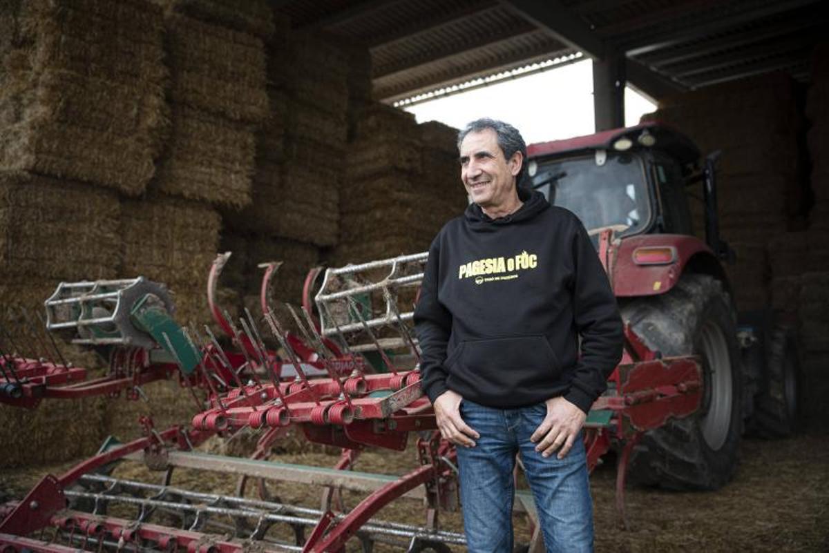 Joan Vidal amb el tractor que sol utilitzar a la seva explotació de cereal