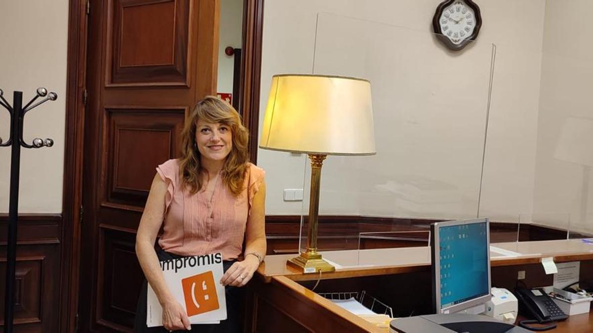 María Josep Picó, diputada de Compromís, durante el registro de sus dos primeras preguntas parlamentarias.