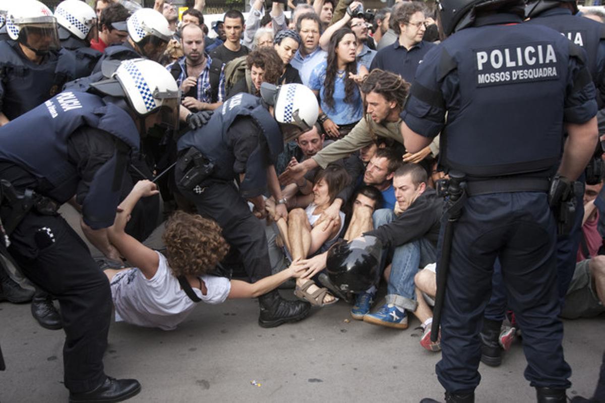 El desallotjament de la plaça de Catalunya, vist per Danny Caminal.
