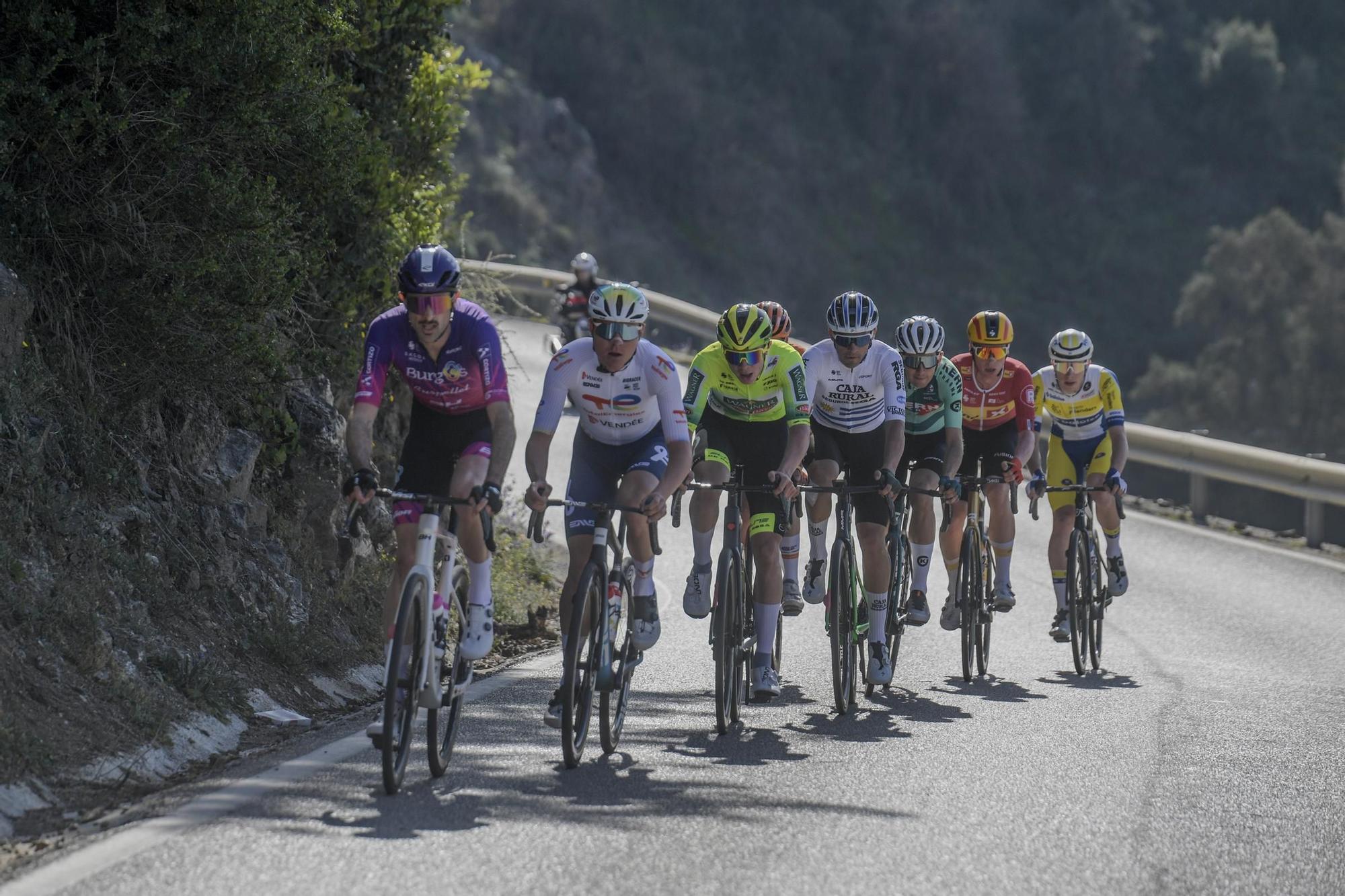La primera etapa de la Vuelta a Andalucía Ruta del Sol 2025, en imágenes