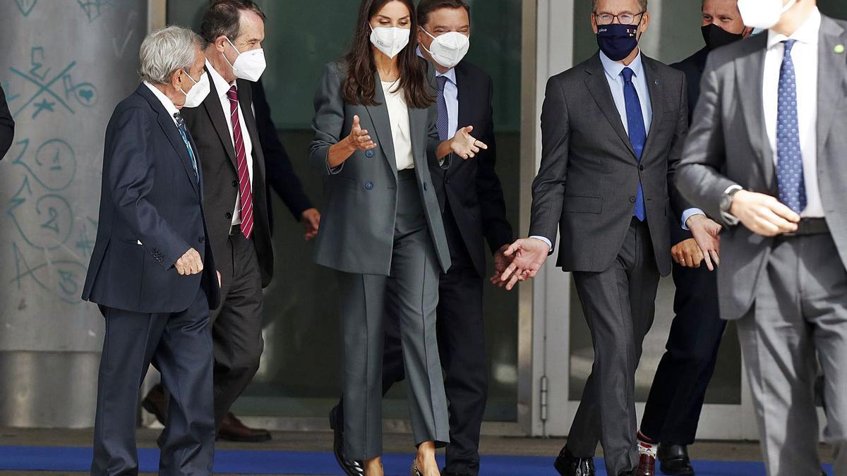 La reina Letizia con
Abel Caballero y José Luis
Freire a su izquierda.
A su derecha están Luis
Planas y Alberto Núñez
Feijóo.  | // R. GROBAS