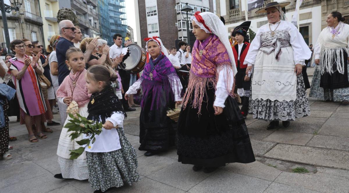 Varios fueron los colectivos que participaron en la ofrenda floral a San Roque. | NOÉ PARGA