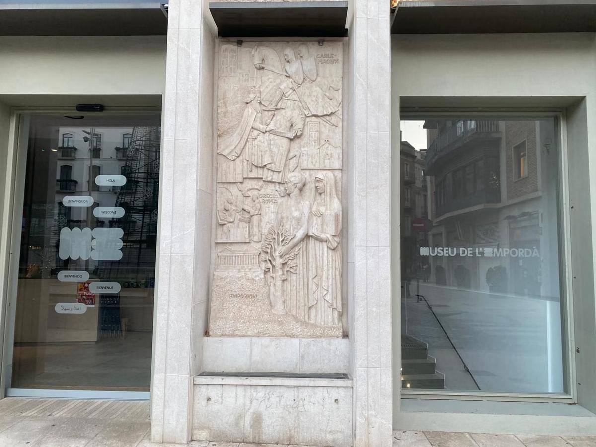 Imatge detallada de l’entrada al museu de l’Empordà, on es troba el relleu històric de Frederic Marès.