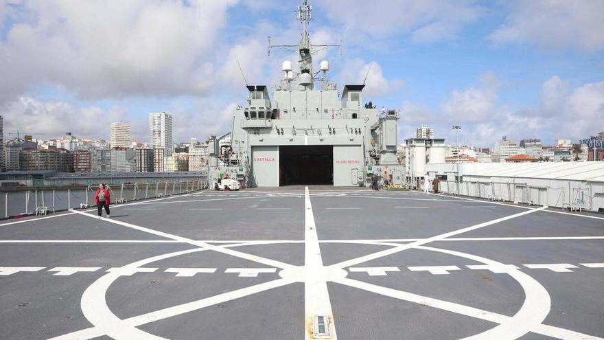 El buque Castilla, de la Armada Española, abre sus puertas a visitantes en el muelle de Calvo Sotelo