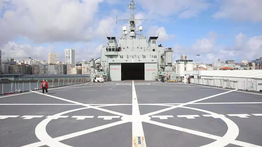 El buque Castilla, de la Armada Española, abre sus puertas a visitantes en el muelle de Calvo Sotelo