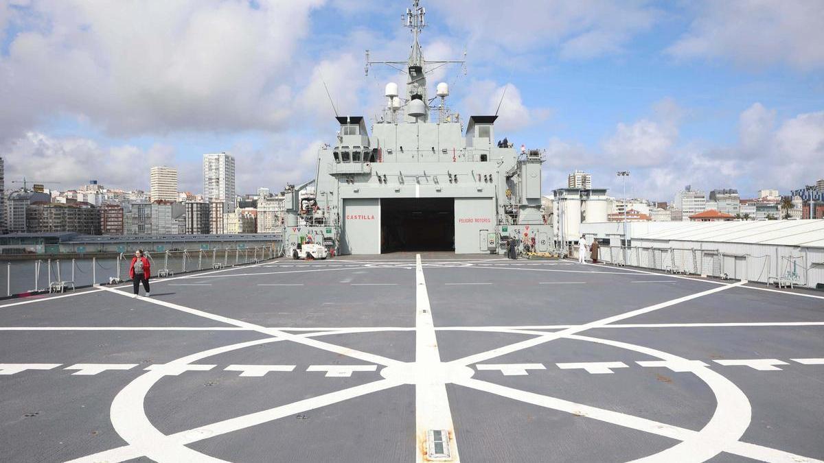El buque Castilla, de la Armada española, abre sus puertas a visitantes en el muelle de Calvo Sotelo