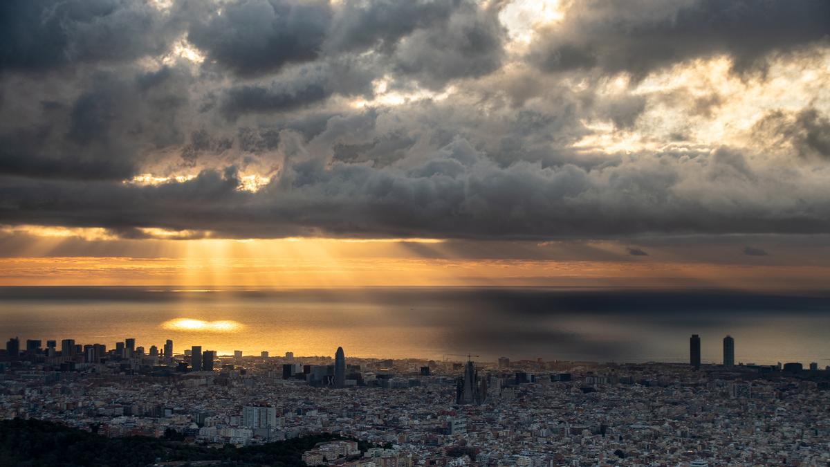 Nubes matinales en la costa central de Barcelona, el 5 de marzo del 2024