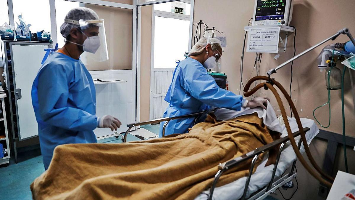 Una médico asiste a un paciente de COVID-19 en una uci de Porto Alegre, en Brasil. |   // MARCELO OLIVEIRA