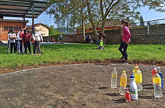 Los alumnos, practicando con botellas recicladas.