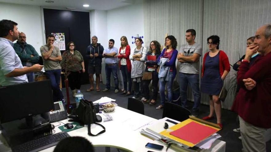 Casares se reunió ayer con representantes de los padres de los alumnos en el multiusos. // Bernabé/Gutier