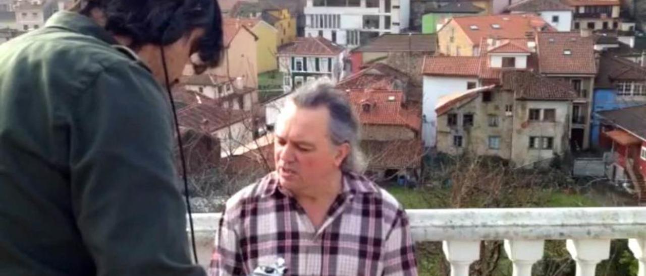 Javier F. Granda entrevistando a Pablo Fernández Noval para el documental.