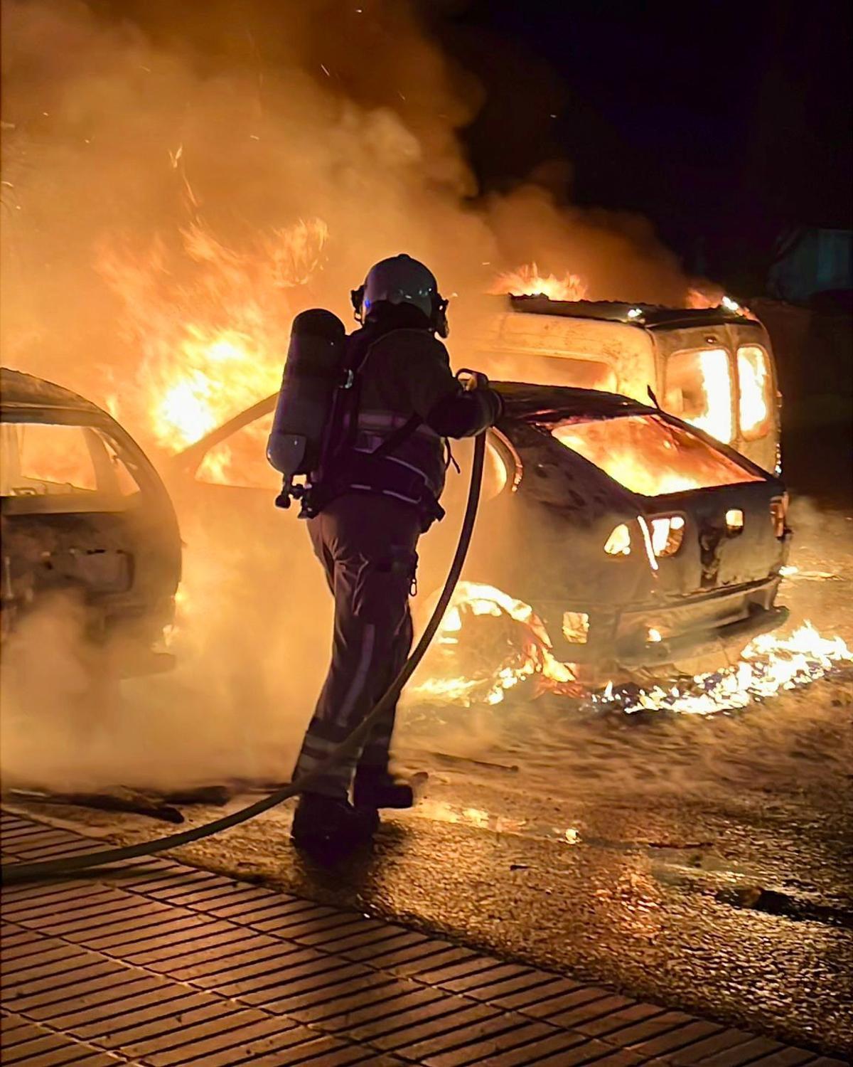 Un efectivo del GES de Brión sofoca el fuego