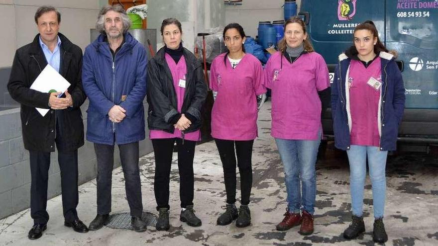 El director de la depuradora, el representante de Arquitectura Sin Fronteras y mujeres &#039;colleiteiras&#039;.