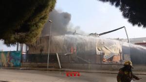 18/08/2025 Incendio en una nave industrial en Lliçà de Vall (Barcelona). Los Bombers de la Generalitat trabajan este lunes por la tarde con 17 dotaciones en un incendio industrial en una nave de 400 metros cuadrados en la calle Garraf del polígono industrial Cantallops, en Lliçà de Vall (Barcelona), sin heridos. SOCIEDAD BOMBERS DE LA GENERALITAT