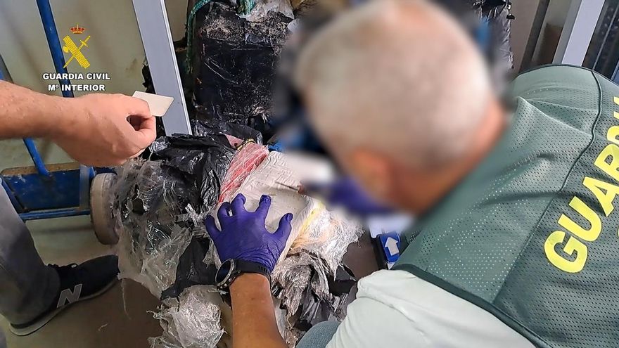 Un coche de narcos intenta atropellar a dos guardias civiles en Barbate: incautadas 2 toneladas de cocaína y un fusil