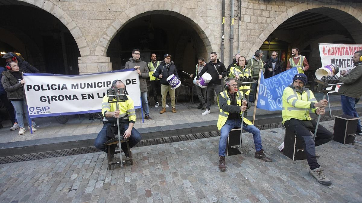 La concentració dels treballadors abans del ple municipals del 22 de gener.