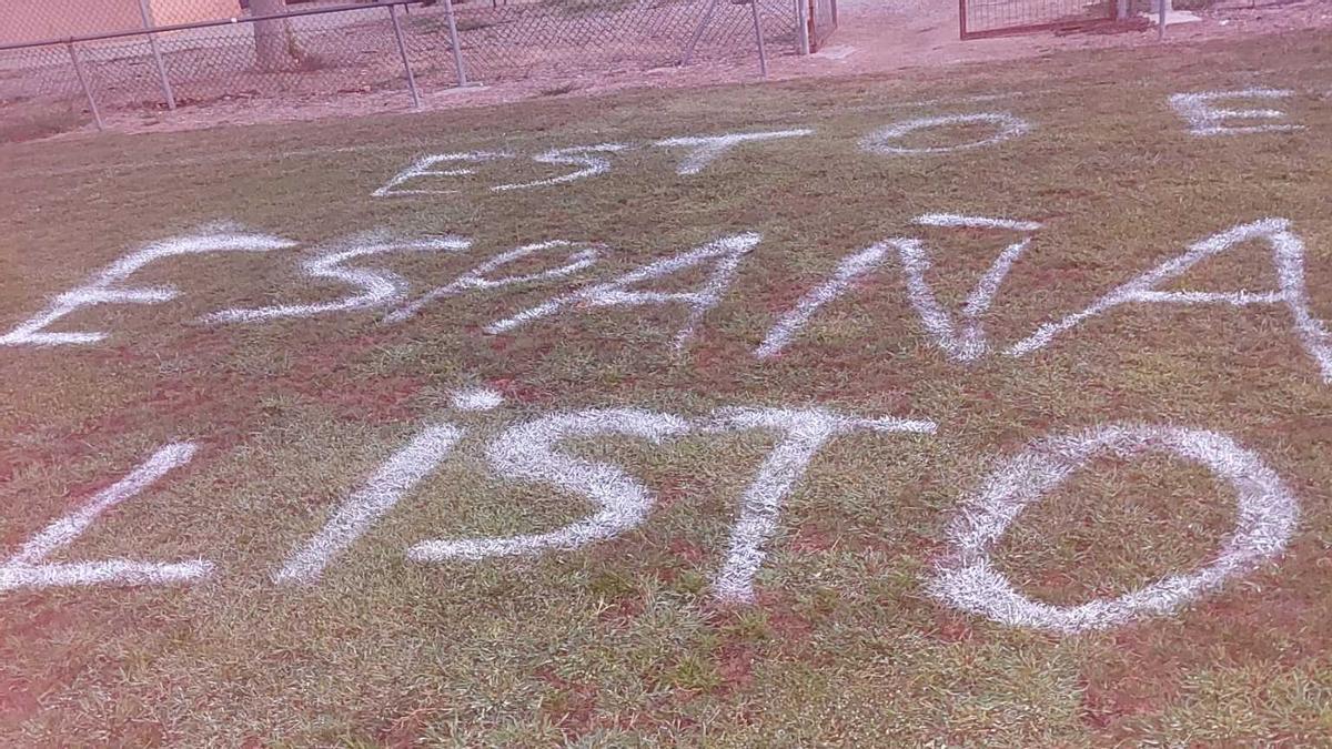 La pintada que ha aparegut damunt del municipal de Siurana d'Empordà