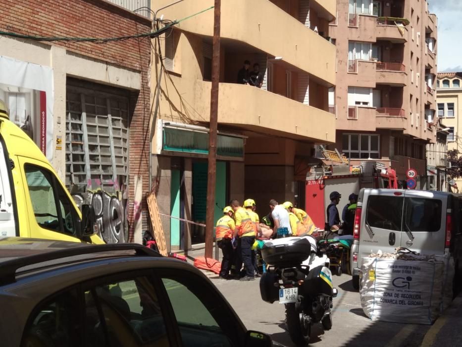 Dos paletes resulten ferits en cedir el sostre d'un local a Girona