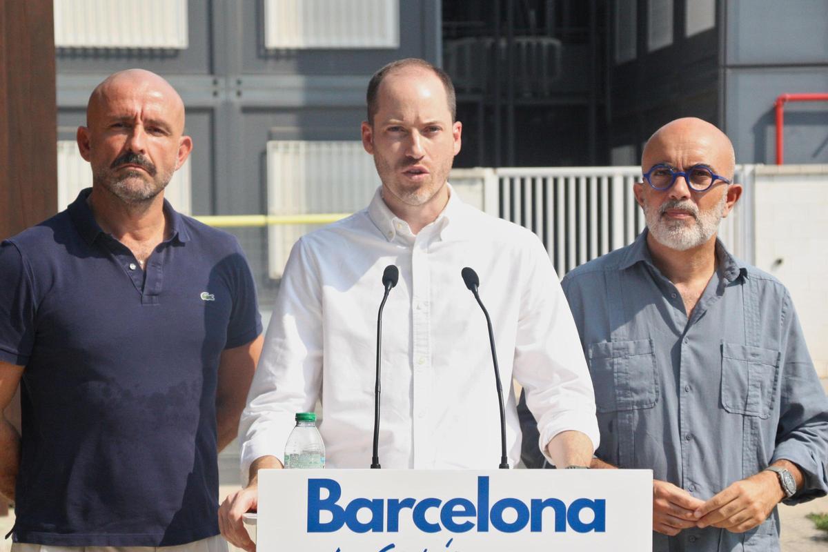 El secretario general del PP catalán, Juan Fernández, junto al vicesecretario de Igualdad del PP, Jaime de los Santos, y el edil en Barcelona, Daniel Sirera.