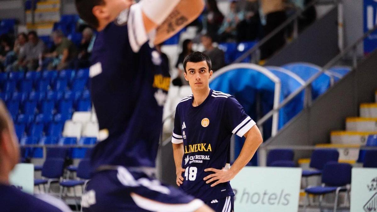 Jorge Arias, jugador del Universidad, durante un calentamiento con el Alimerka Oviedo Baloncesto.