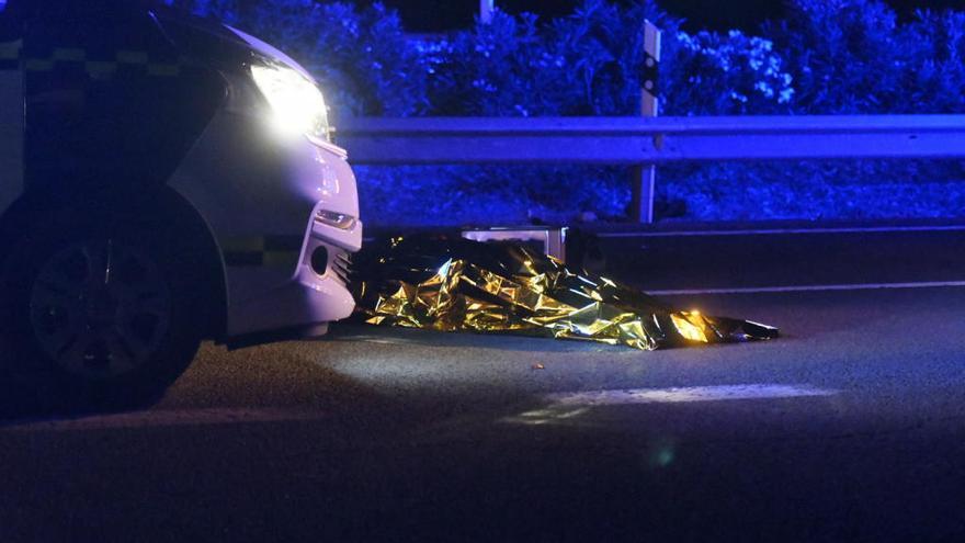 Un motorista fallece al colisionar con un turismo.